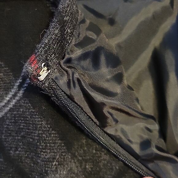 Eddie Bauer Short Skirt Women's 4 Black Gray Red Plaid Wool Y2K Dark Academia - Picture 9 of 9